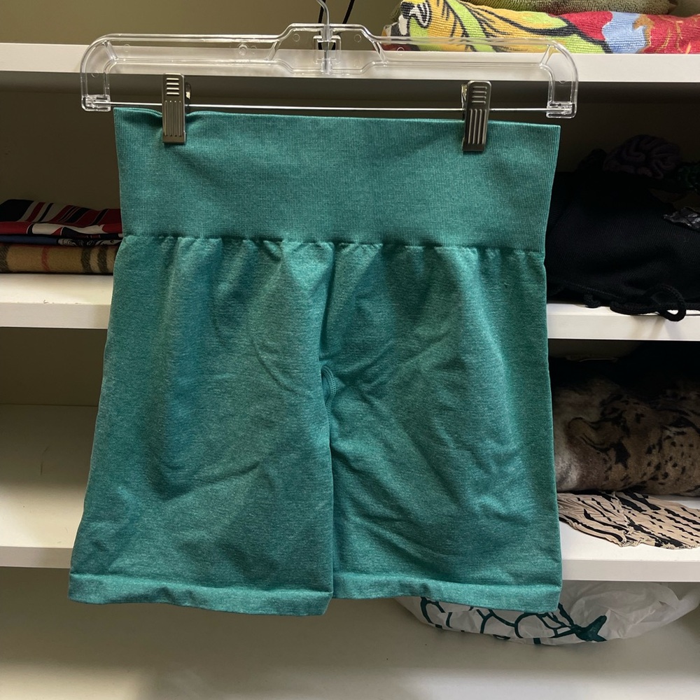 NVGTN SCRUNCH SEAMLESS BIKER SHORTS